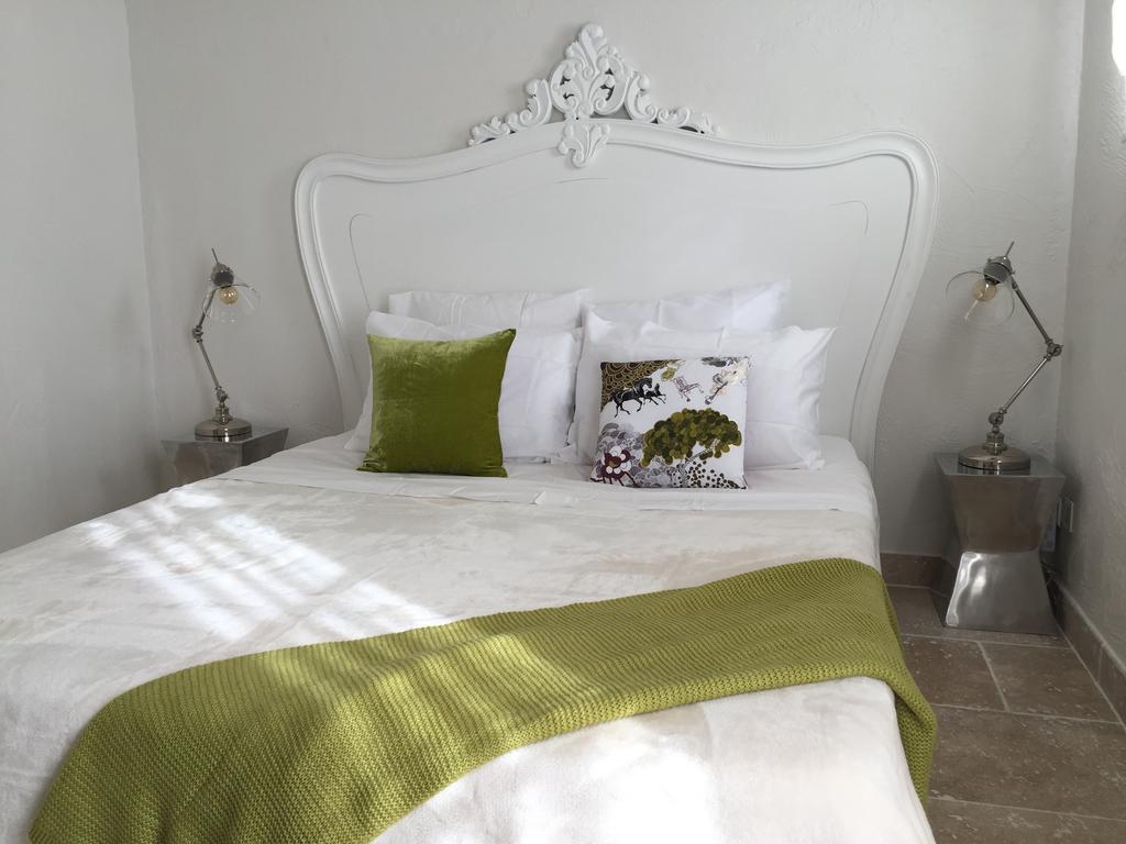 Le Mas Des Lauriers Bed & Breakfast Paradou Rom bilde