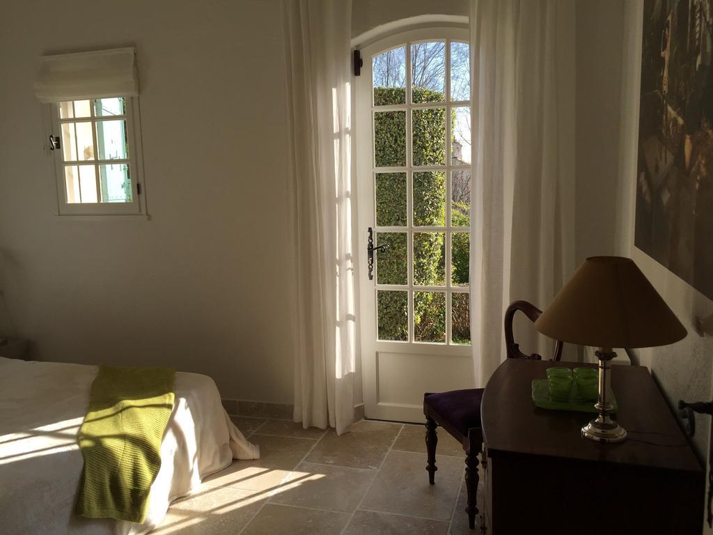 Le Mas Des Lauriers Bed & Breakfast Paradou Rom bilde
