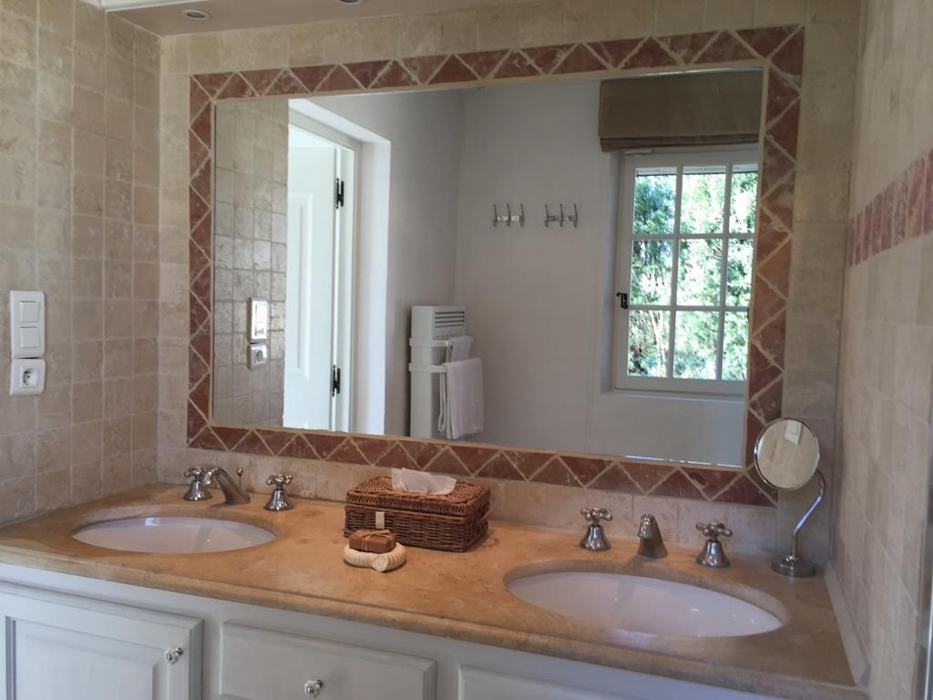 Le Mas Des Lauriers Bed & Breakfast Paradou Rom bilde