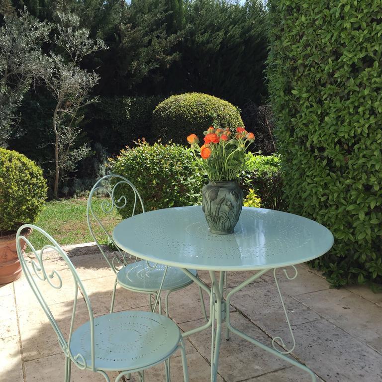 Le Mas Des Lauriers Bed & Breakfast Paradou Rom bilde